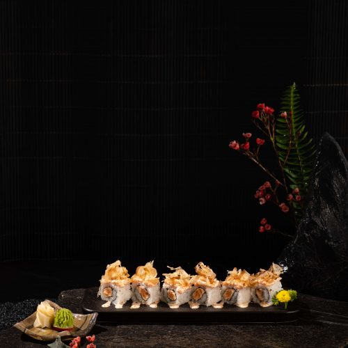 Cơm cuộn cá hồi đút lò phủ cá bào