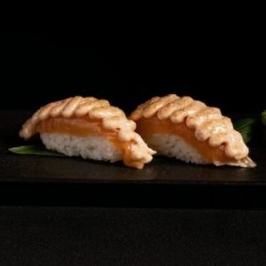 SU27 SUSHI CÁ HỒI SỐT TRỨNG CÁ TUYẾT (SAKE MENTAI NIGIRI)