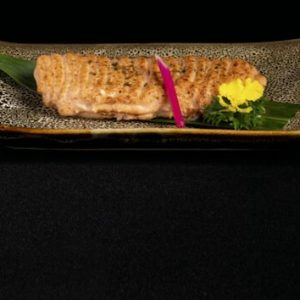 Y14 CÁ HỒI NƯỚNG SỐT TRỨNG CÁ TUYẾT (SAKE MENTAI YAKI)