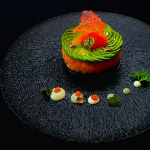 Bánh cá hồi bơ tặng khách