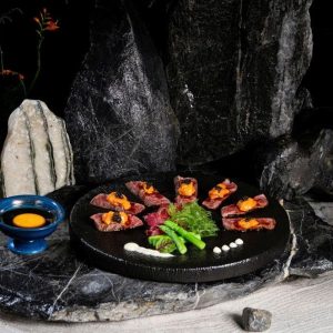 Y1 BÒ WAGYU NHUM BIỂN & TRỨNG CÁ TẦM (WAGYU UNI & KYABIA YAKI)