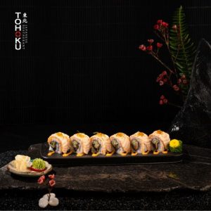 R4 CƠM CUỘN DA CÁ PHỦ CÁ HỒI & SỐT CAY (SPICY SALMON SKIN ROLL)
